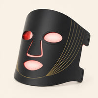 Mascarilla facial LED negra de silicona, vista en ángulo