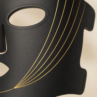 Detalle de las líneas doradas de la mascarilla facial LED